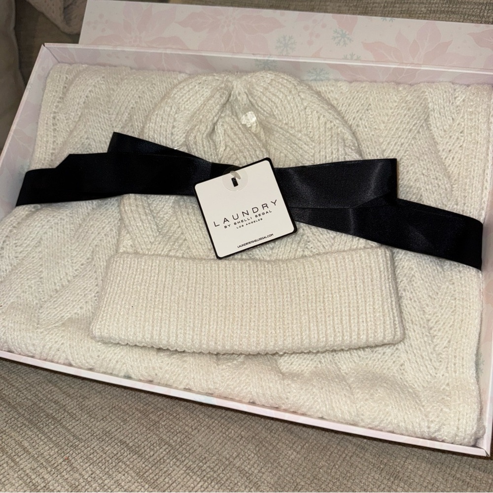 Laundry by Shelli Segal Diamond Knit Scarf & Hat Set NWT new in box